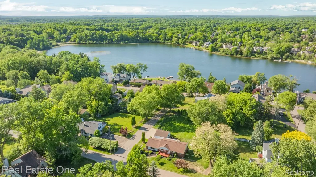 6740 Brockhurst Boulevard West Bloomfield Charter Township MI 48322