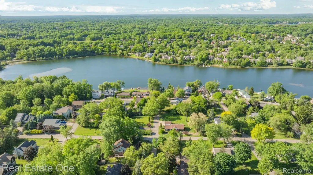 6740 Brockhurst Boulevard West Bloomfield Charter Township MI 48322
