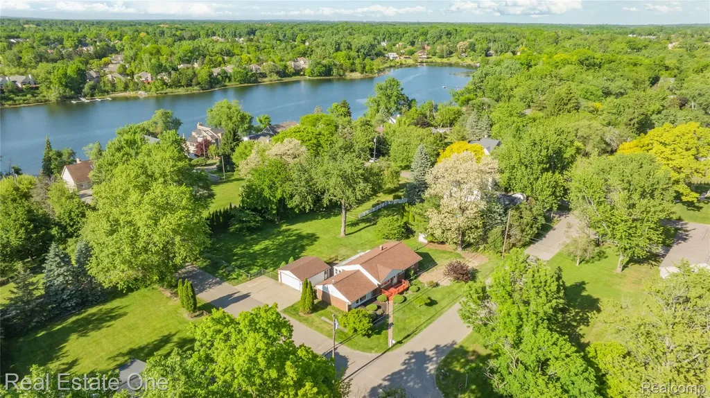 6740 Brockhurst Boulevard West Bloomfield Charter Township MI 48322