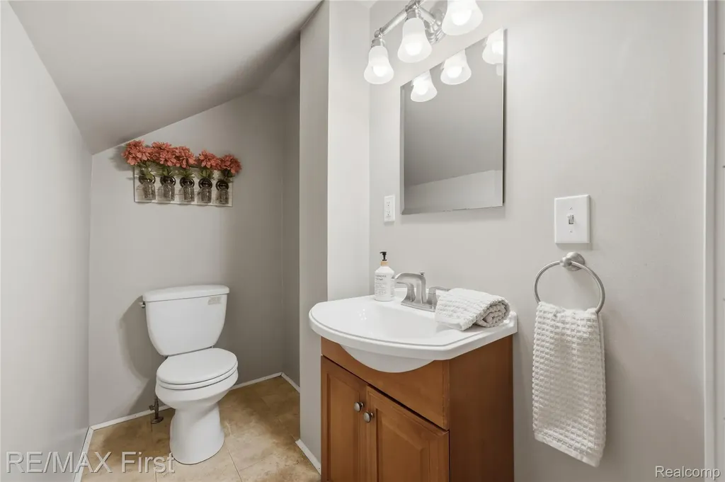 22014 California Street St. Clair Shores City MI 48080