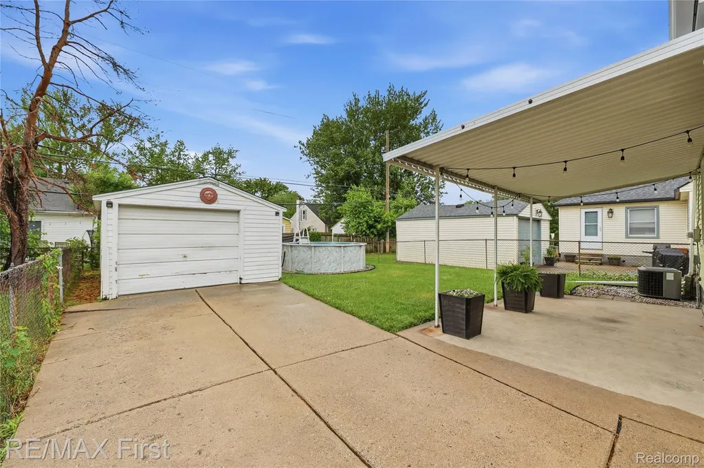 22014 California Street St. Clair Shores City MI 48080