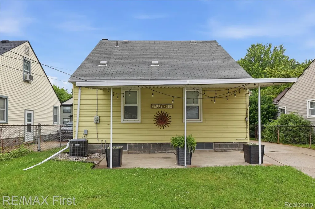 22014 California Street St. Clair Shores City MI 48080