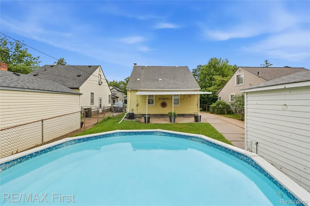 22014 California Street St. Clair Shores City MI 48080