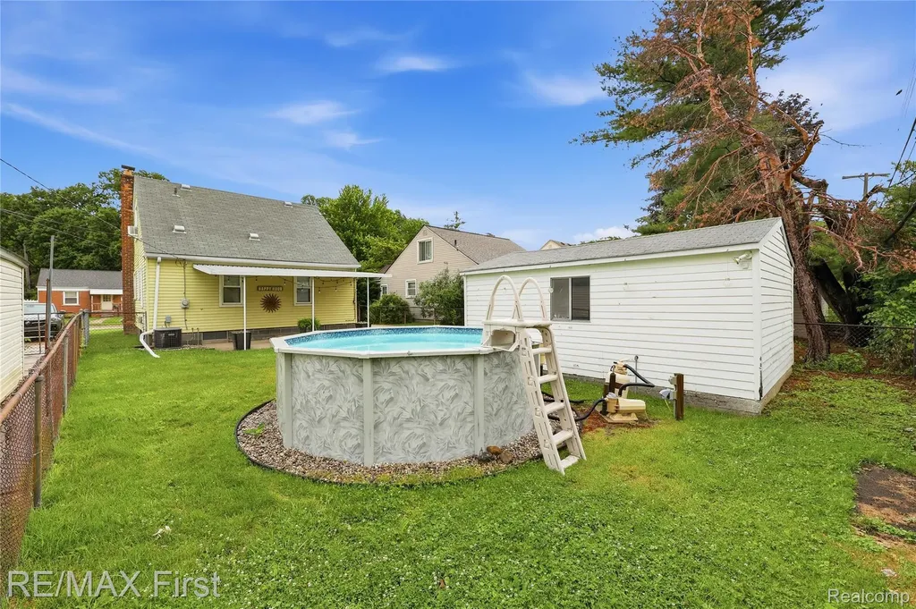 22014 California Street St. Clair Shores City MI 48080