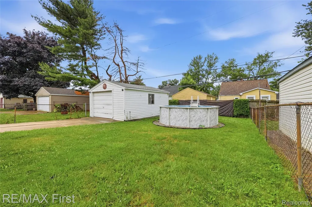 22014 California Street St. Clair Shores City MI 48080