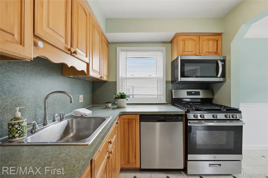 22014 California Street St. Clair Shores City MI 48080