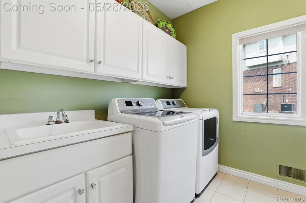 668 Springview Drive Rochester City MI 48307