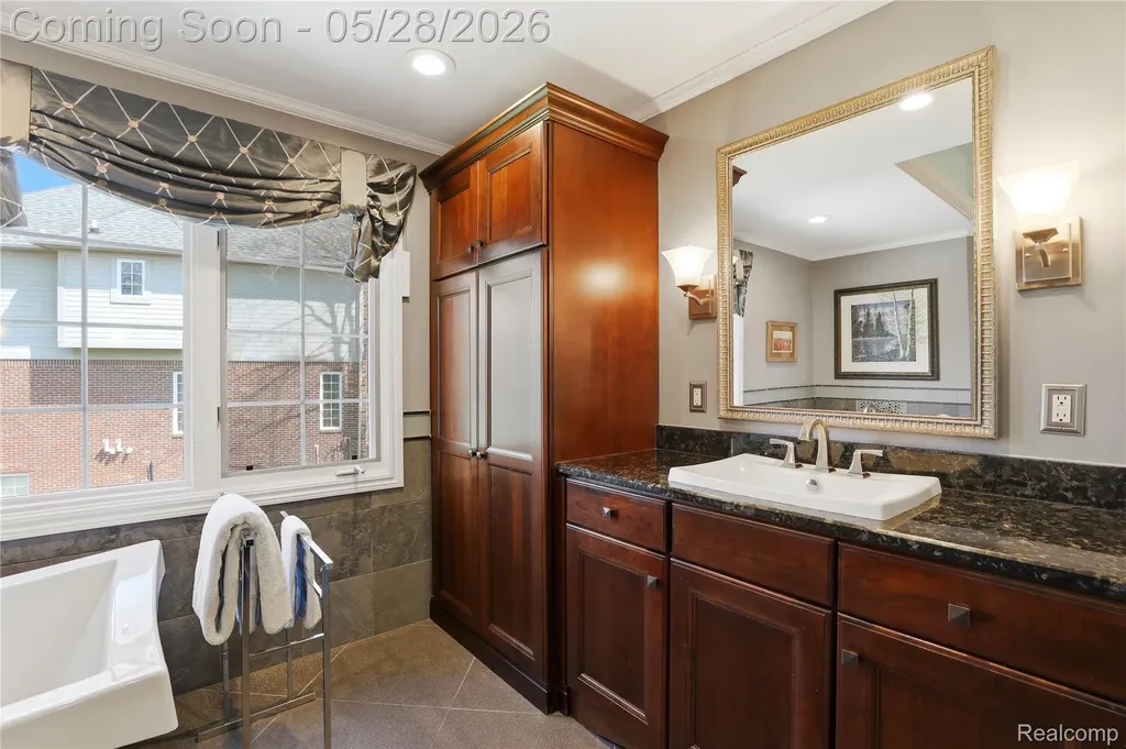 668 Springview Drive Rochester City MI 48307