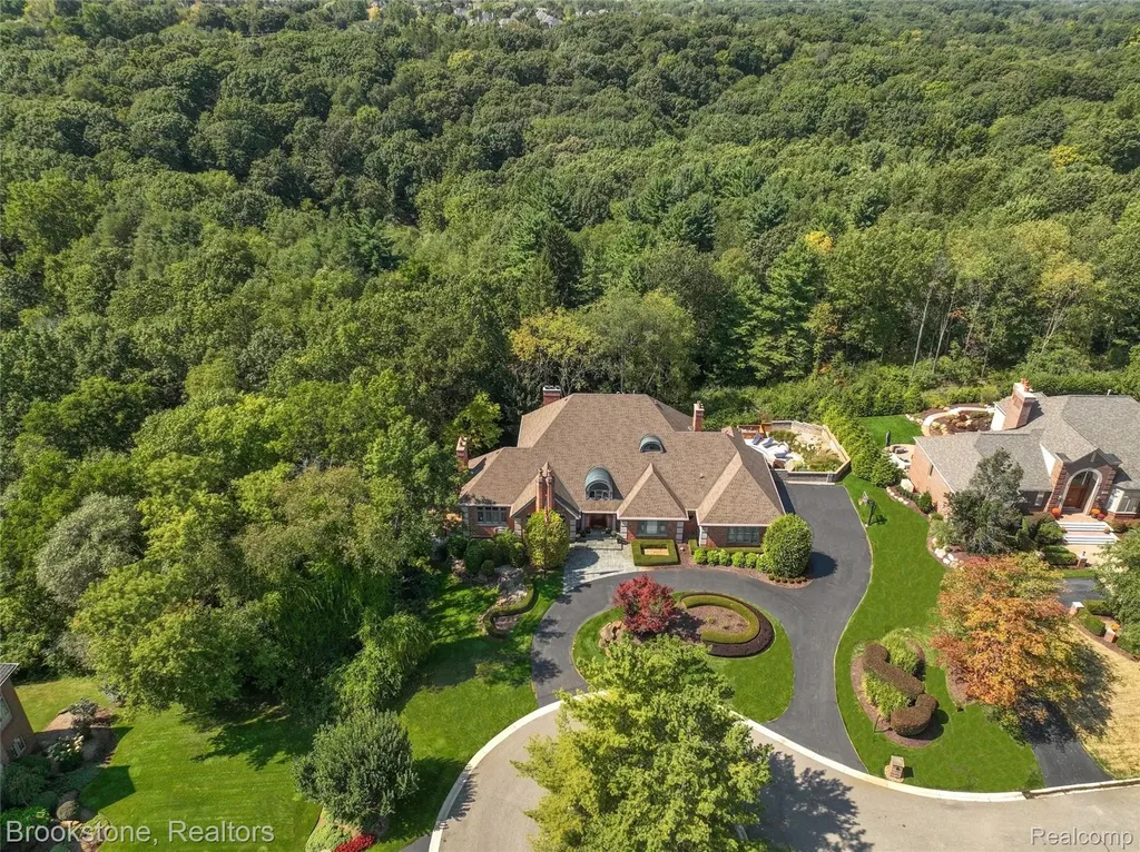 1494 Highpoint Oakland Charter Township MI 48306