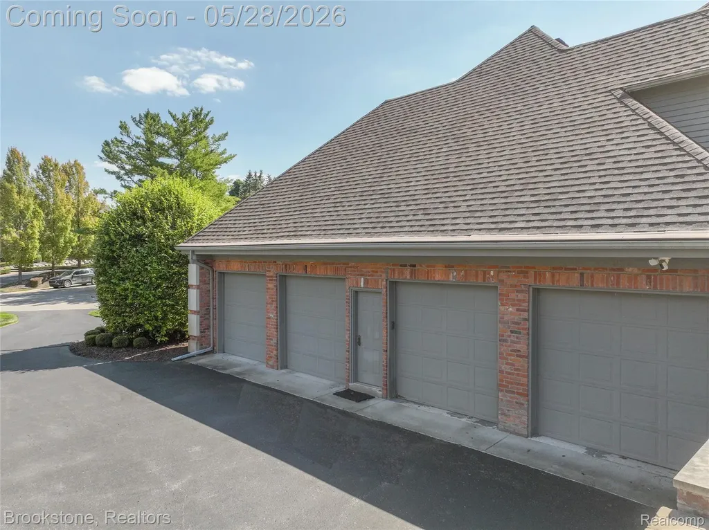 1494 Highpoint Oakland Charter Township MI 48306