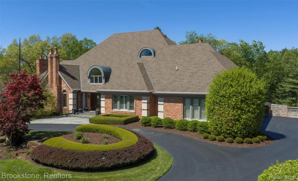 1494 Highpoint Oakland Charter Township MI 48306