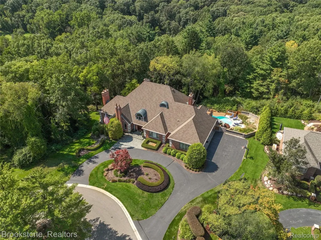 1494 Highpoint Oakland Charter Township MI 48306