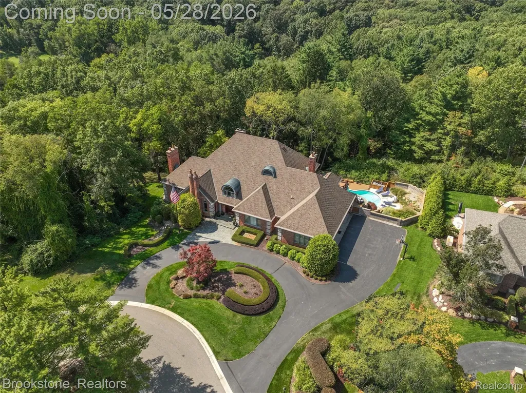 1494 Highpoint Oakland Charter Township MI 48306