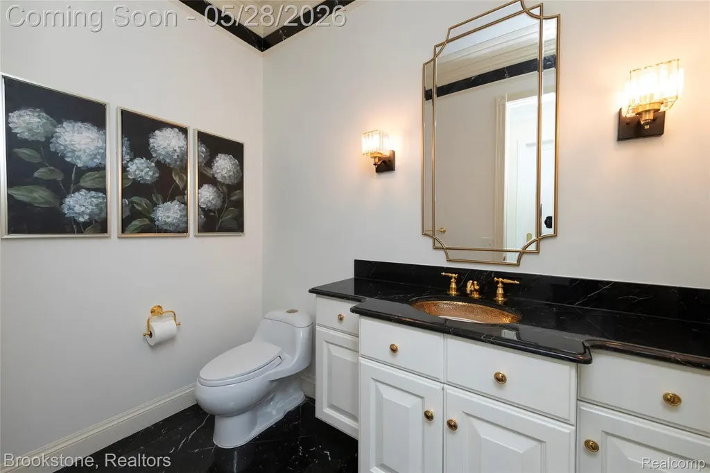 1494 Highpoint Oakland Charter Township MI 48306