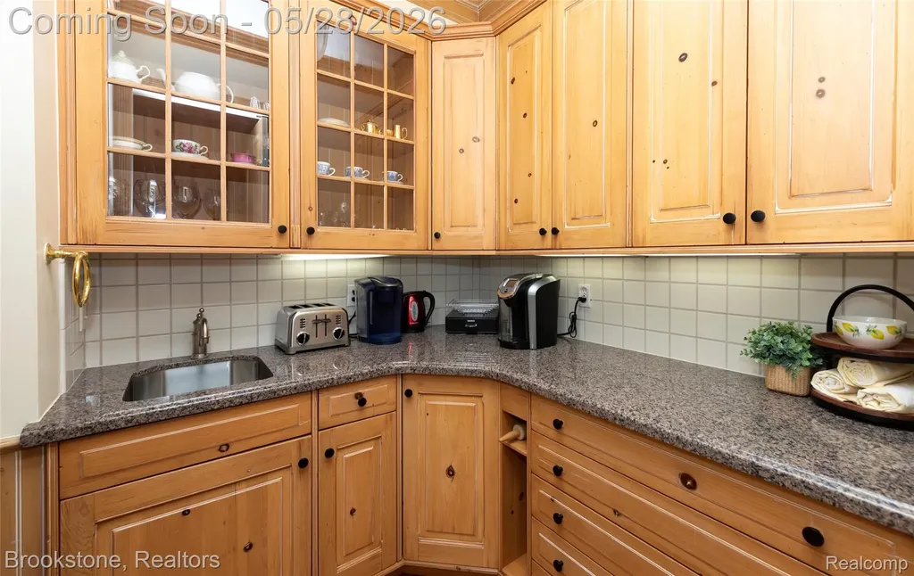 1494 Highpoint Oakland Charter Township MI 48306