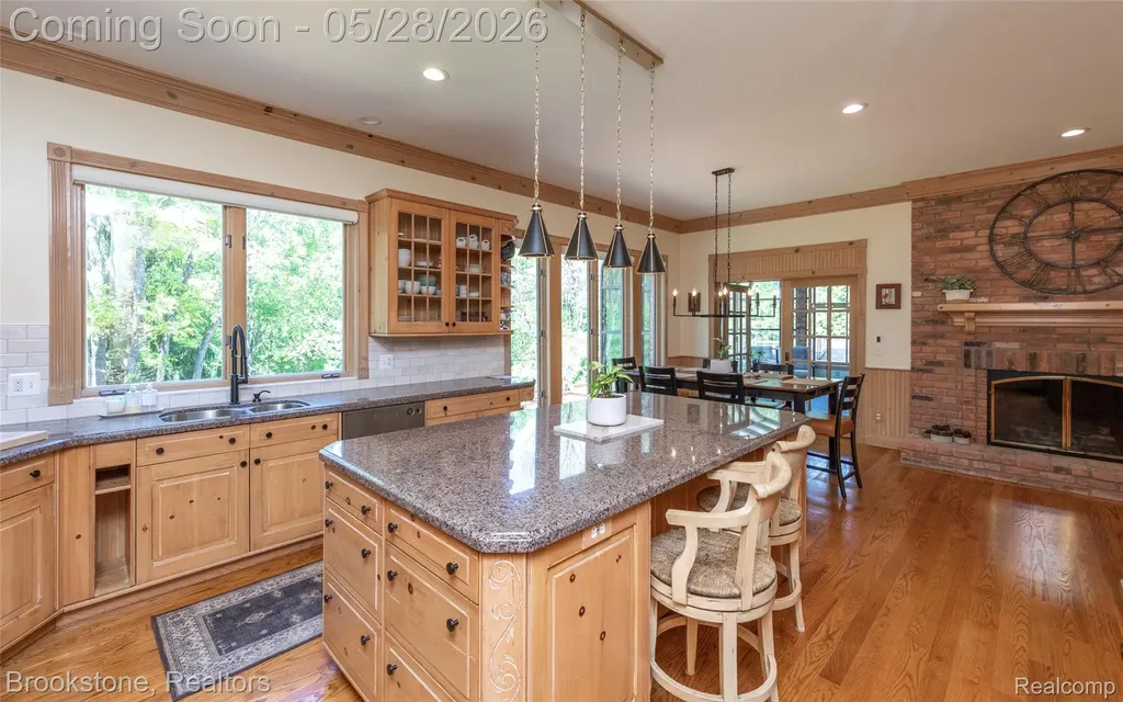 1494 Highpoint Oakland Charter Township MI 48306