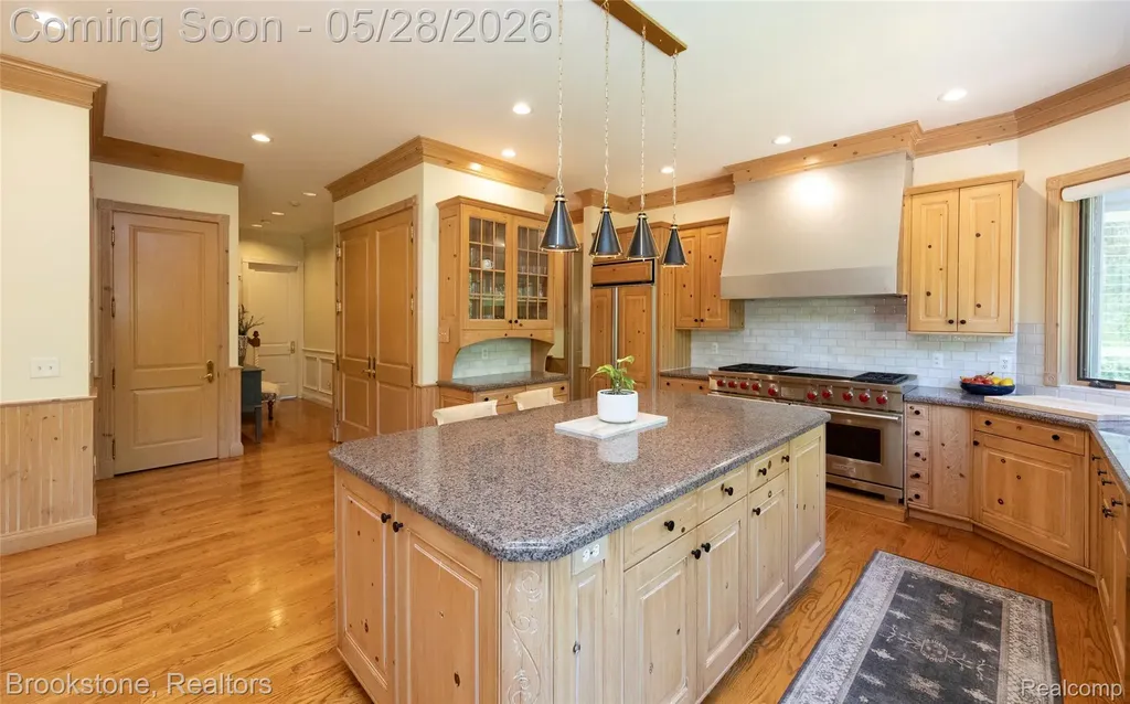 1494 Highpoint Oakland Charter Township MI 48306