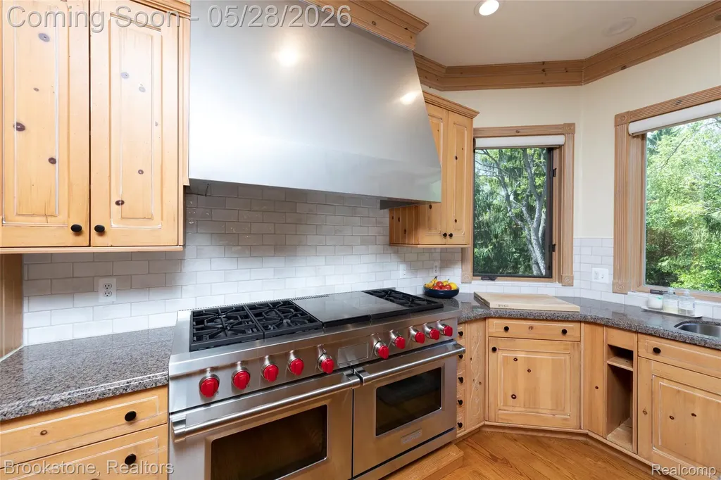 1494 Highpoint Oakland Charter Township MI 48306