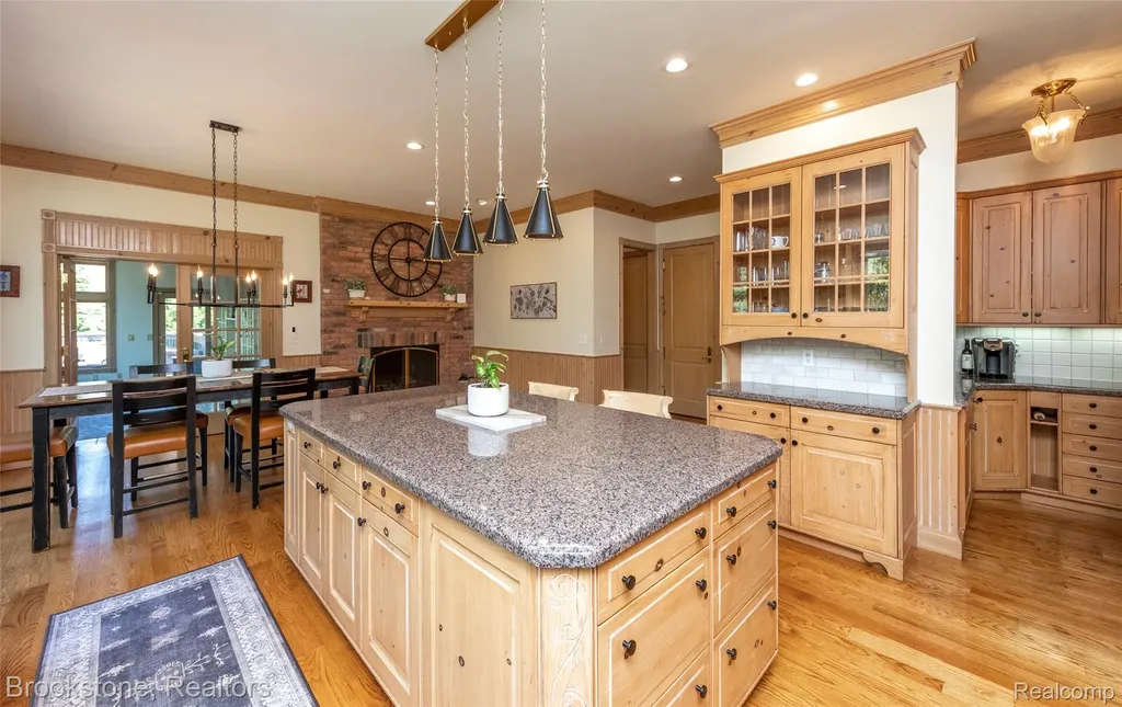1494 Highpoint Oakland Charter Township MI 48306