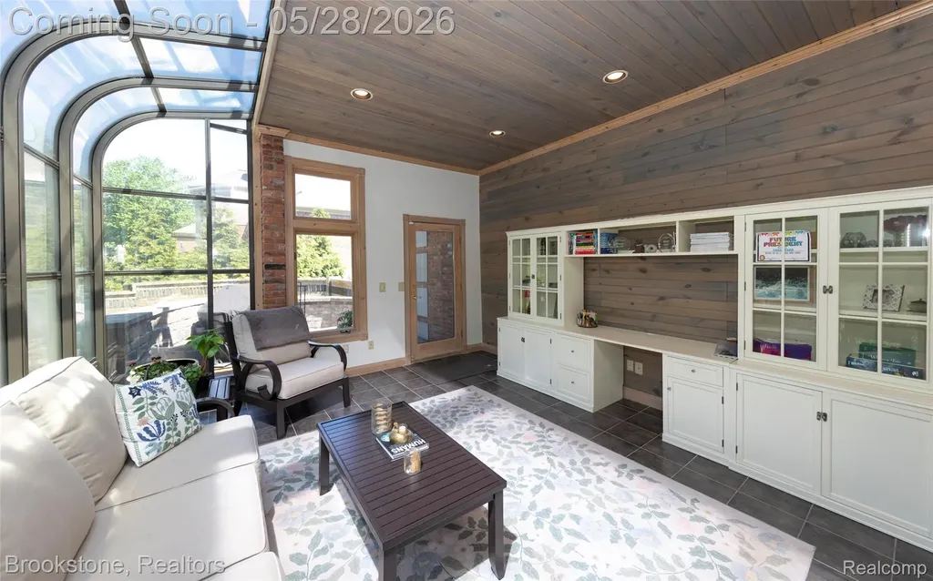 1494 Highpoint Oakland Charter Township MI 48306
