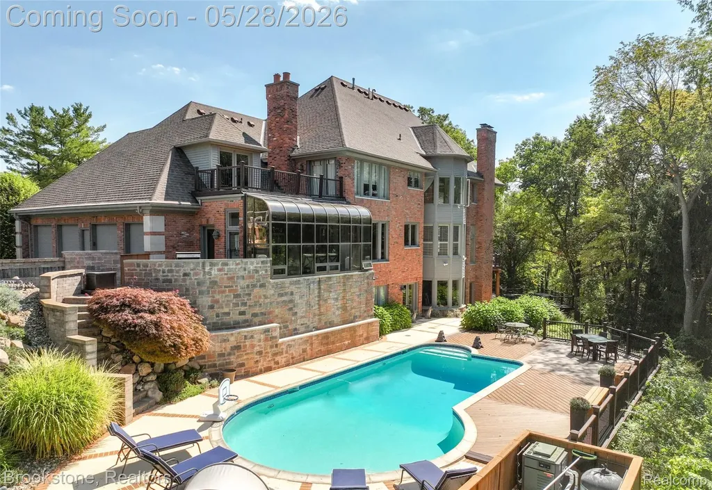 1494 Highpoint Oakland Charter Township MI 48306