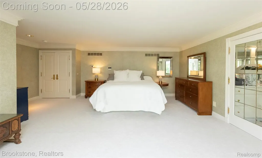 1494 Highpoint Oakland Charter Township MI 48306