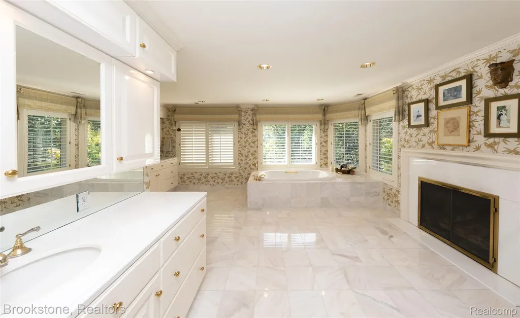 1494 Highpoint Oakland Charter Township MI 48306