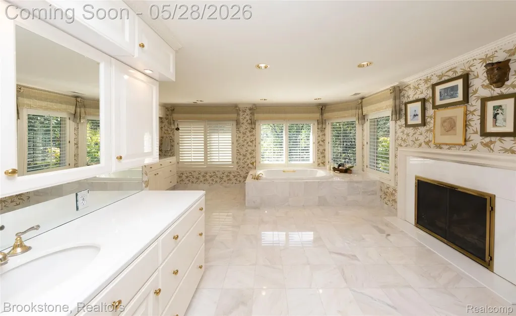 1494 Highpoint Oakland Charter Township MI 48306