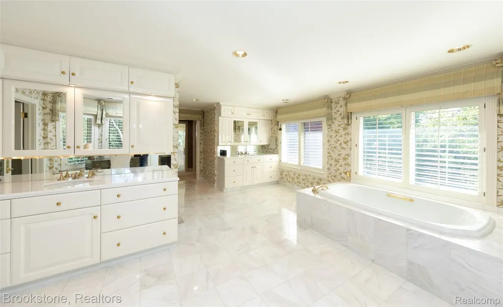 1494 Highpoint Oakland Charter Township MI 48306