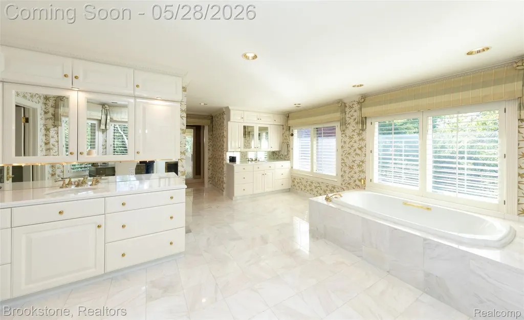 1494 Highpoint Oakland Charter Township MI 48306