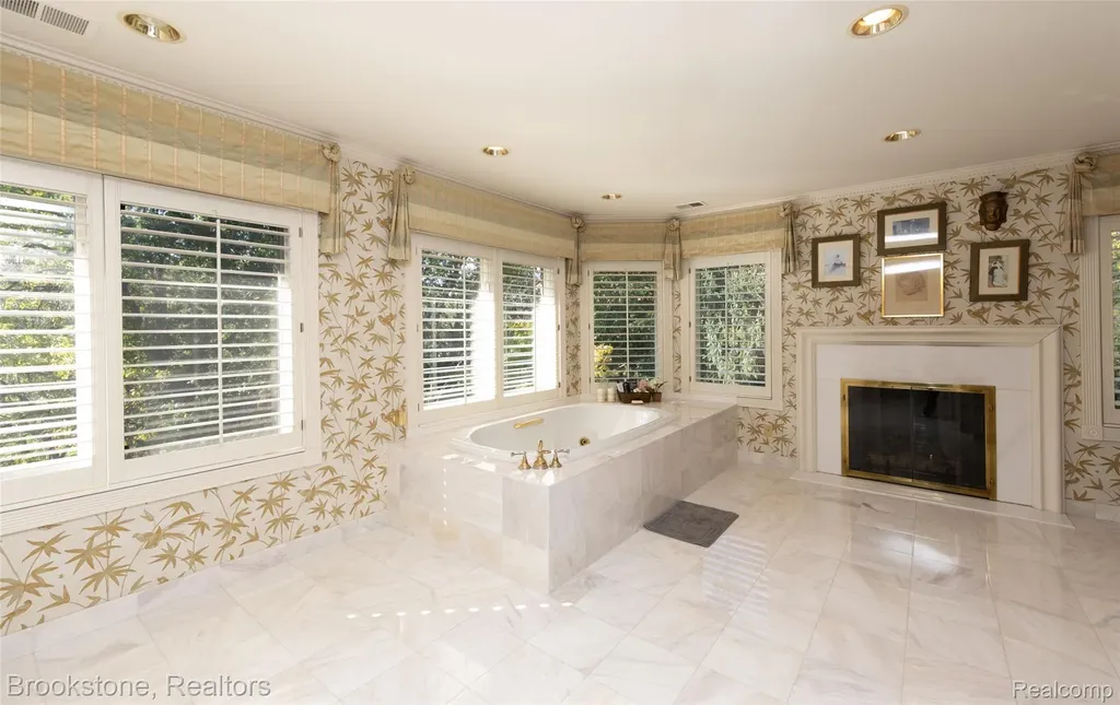 1494 Highpoint Oakland Charter Township MI 48306