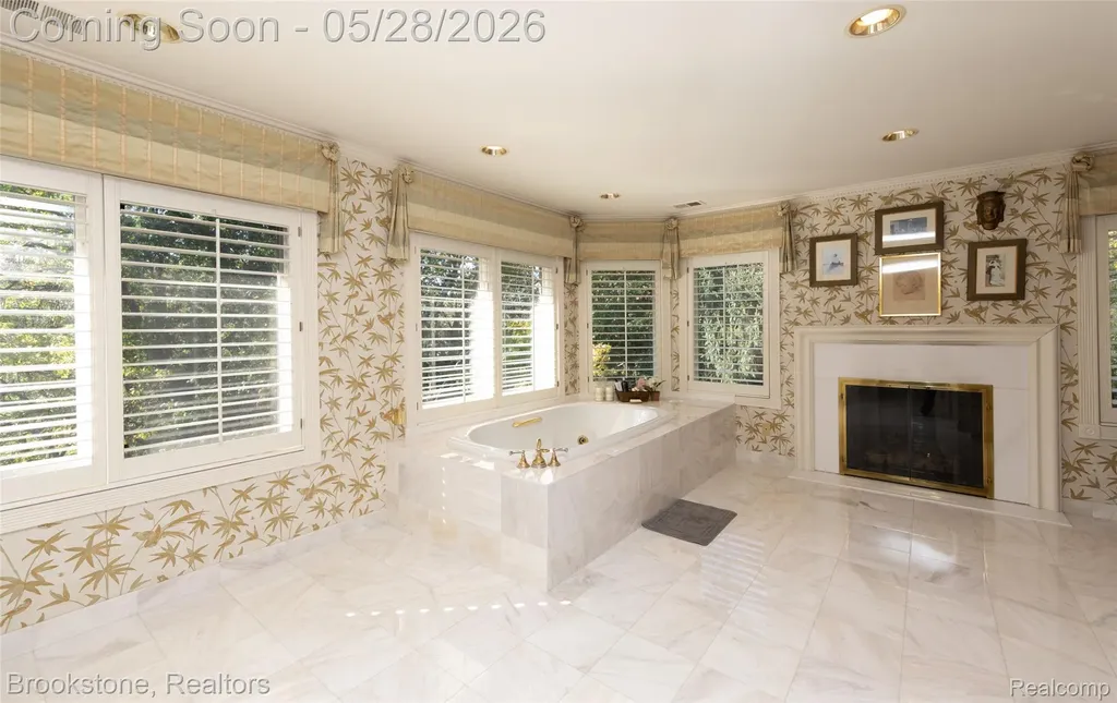 1494 Highpoint Oakland Charter Township MI 48306