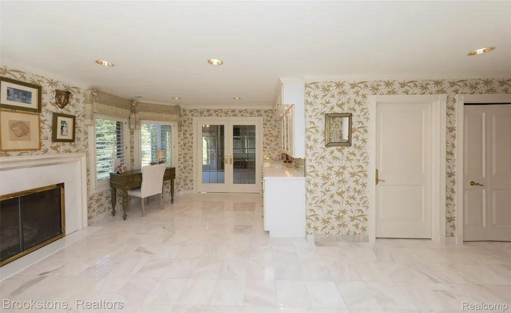 1494 Highpoint Oakland Charter Township MI 48306