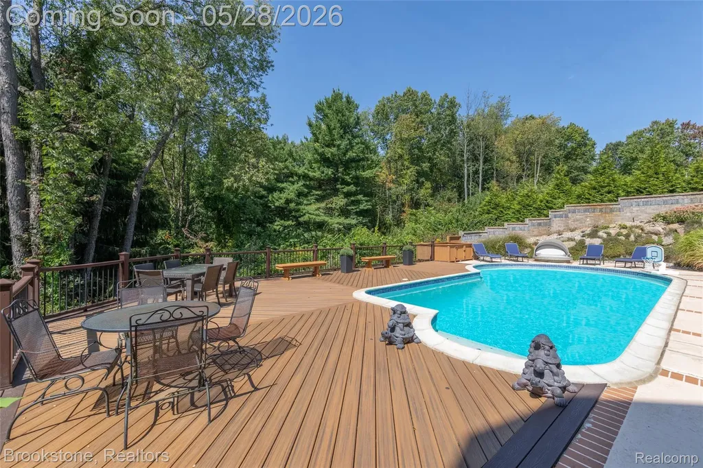 1494 Highpoint Oakland Charter Township MI 48306