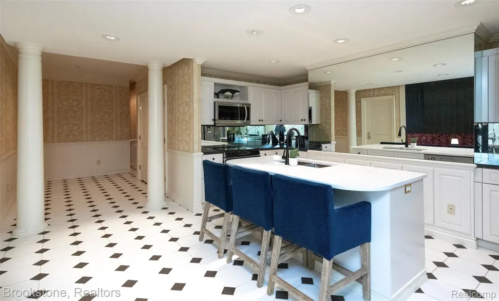 1494 Highpoint Oakland Charter Township MI 48306