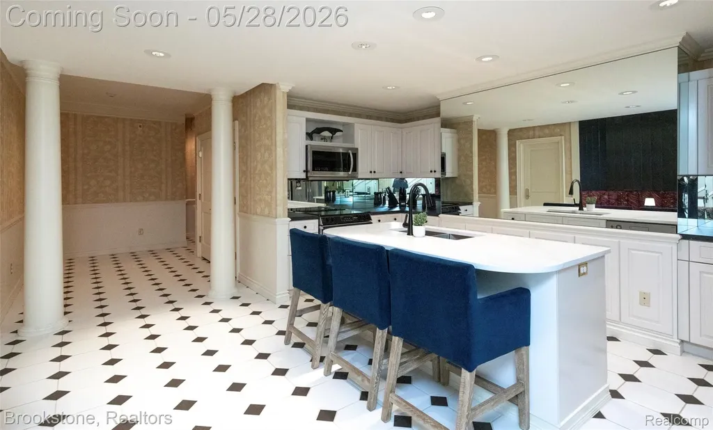 1494 Highpoint Oakland Charter Township MI 48306