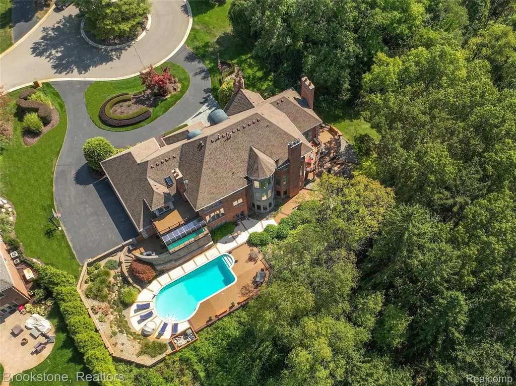 1494 Highpoint Oakland Charter Township MI 48306