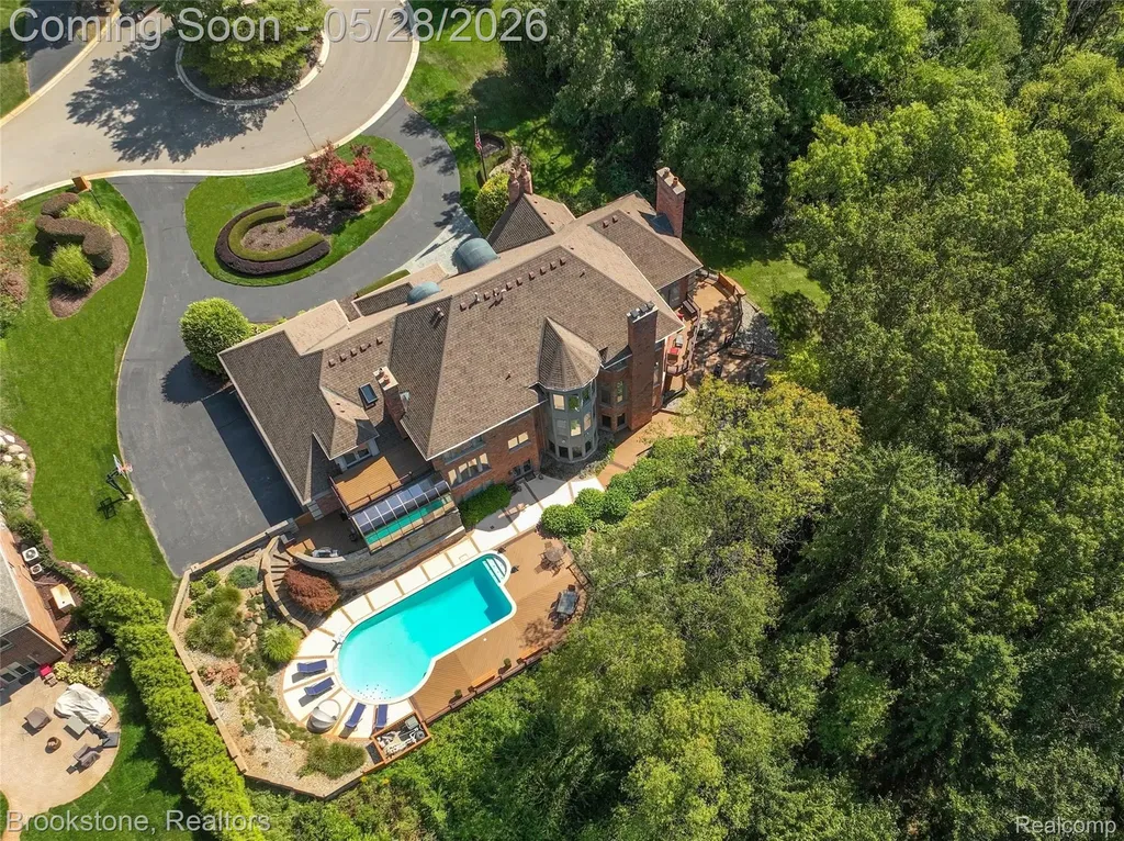 1494 Highpoint Oakland Charter Township MI 48306