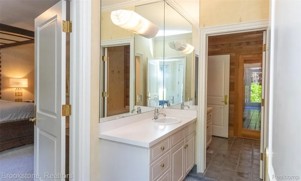 1494 Highpoint Oakland Charter Township MI 48306