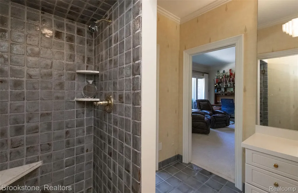 1494 Highpoint Oakland Charter Township MI 48306