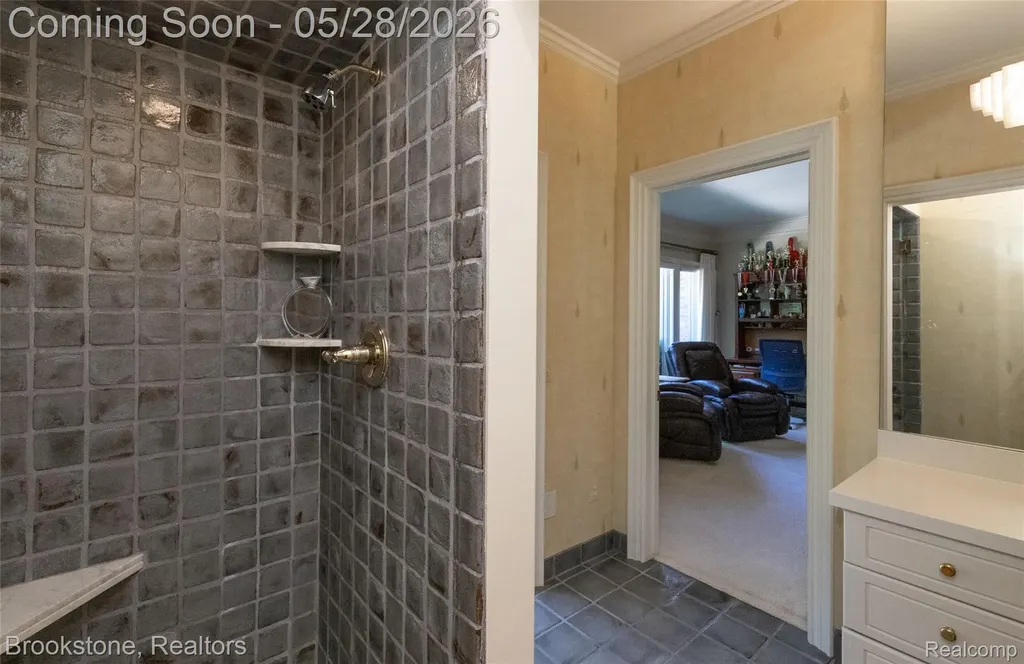 1494 Highpoint Oakland Charter Township MI 48306