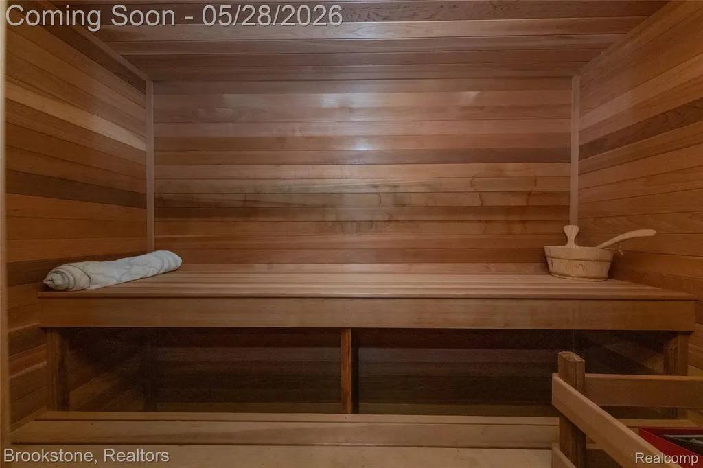 1494 Highpoint Oakland Charter Township MI 48306