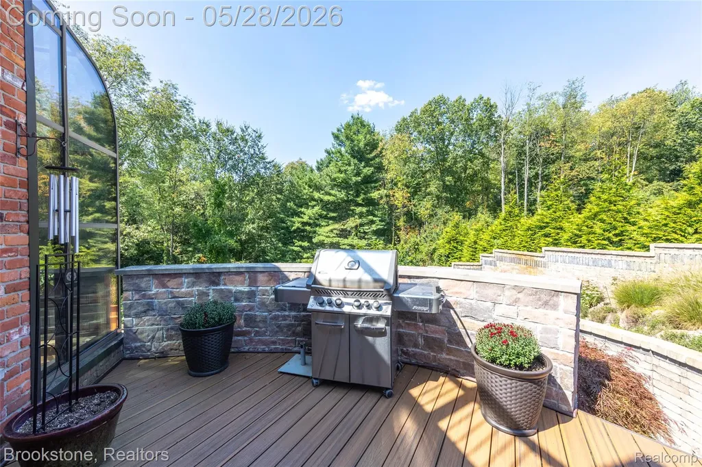 1494 Highpoint Oakland Charter Township MI 48306