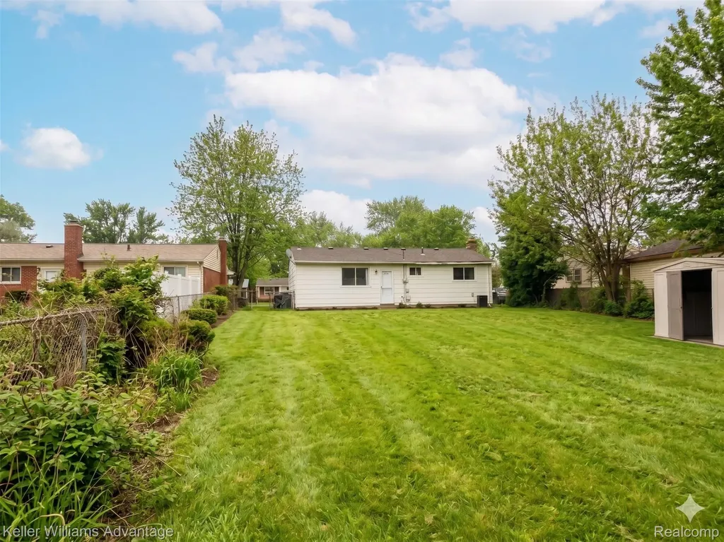 15587 Oakbrook Street Romulus City MI 48174