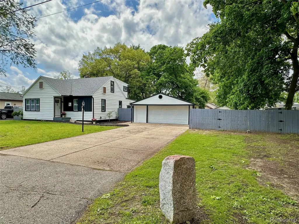 2349 W Ellery Avenue E Waterford Charter Township MI 48327