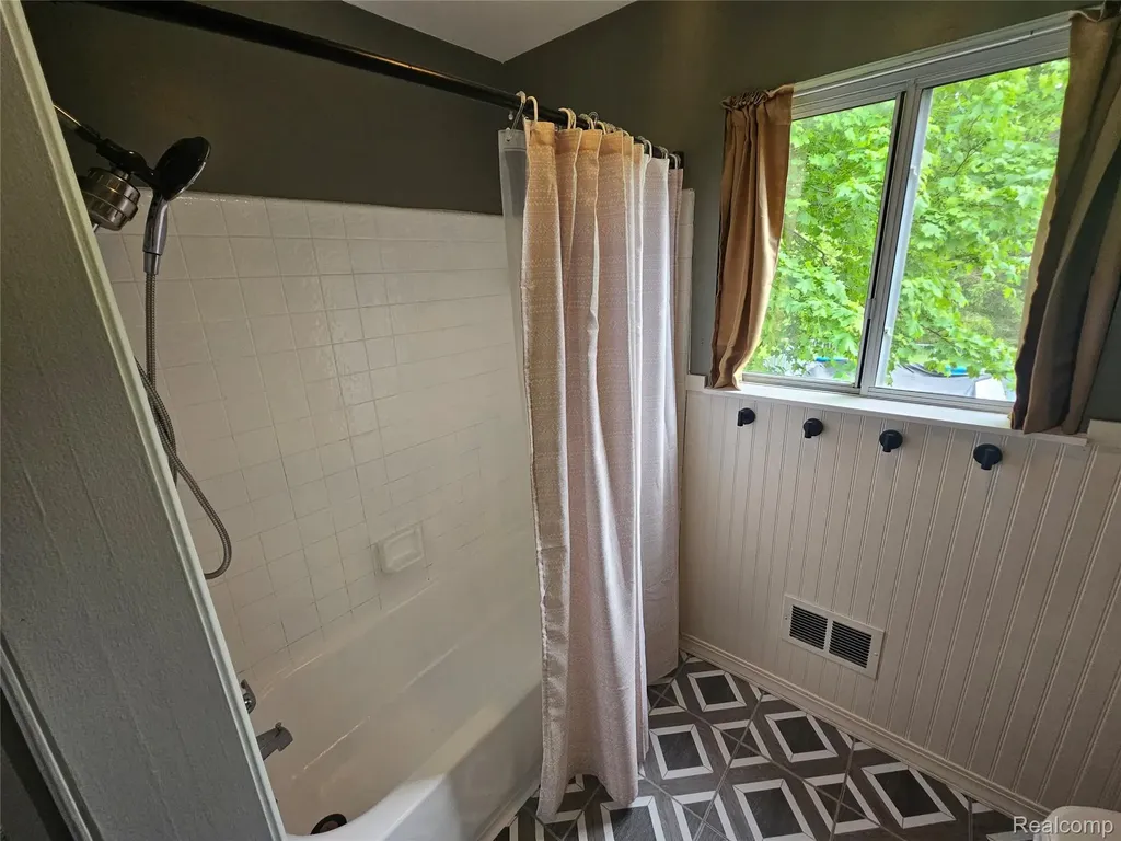 1210 Bay Ridge Highland Charter Township MI 48356