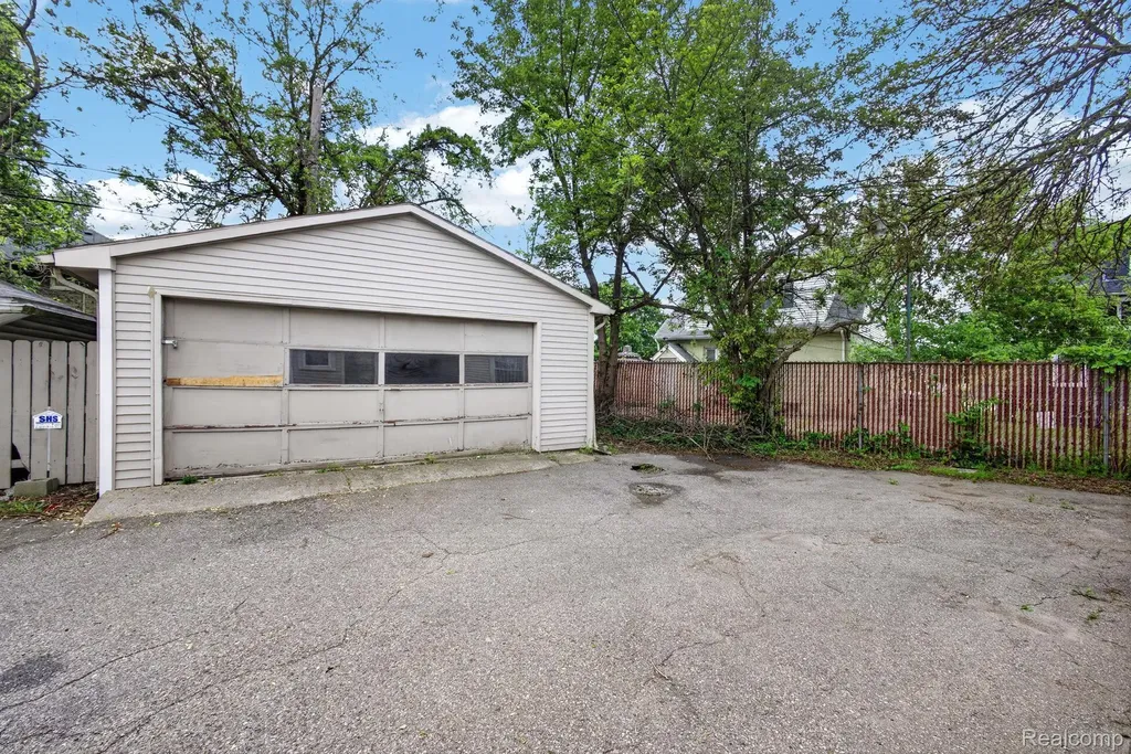 810 E 8th Street Flint City MI 48503