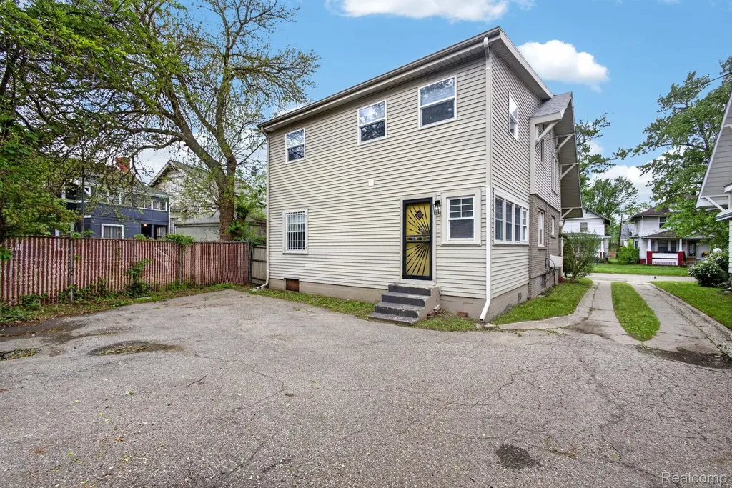 810 E 8th Street Flint City MI 48503