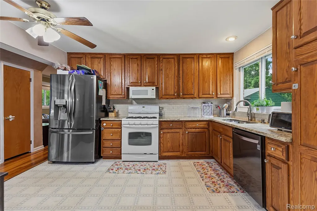 47735 Jeffry Shelby Charter Township MI 48317