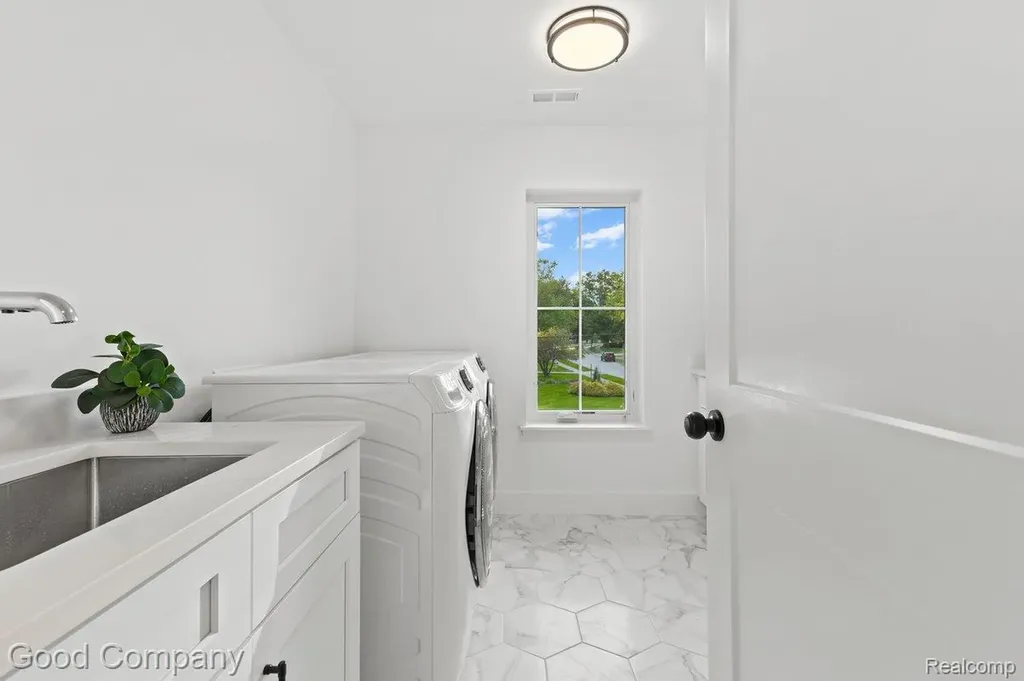 1231 Woodsboro Drive Royal Oak City MI 48067